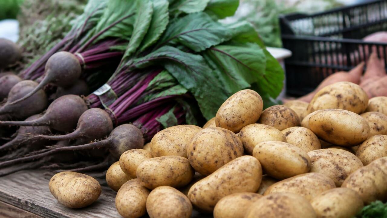 В Воронеже подешевели картофель, свекла и курица По данным Воронежстата, в конце лета в регионе ...